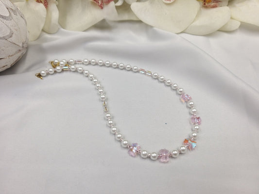 Χειροποίητο γυναικείο κολιέ με λευκές πέρλες και πεταλούδες κρυστάλλου.