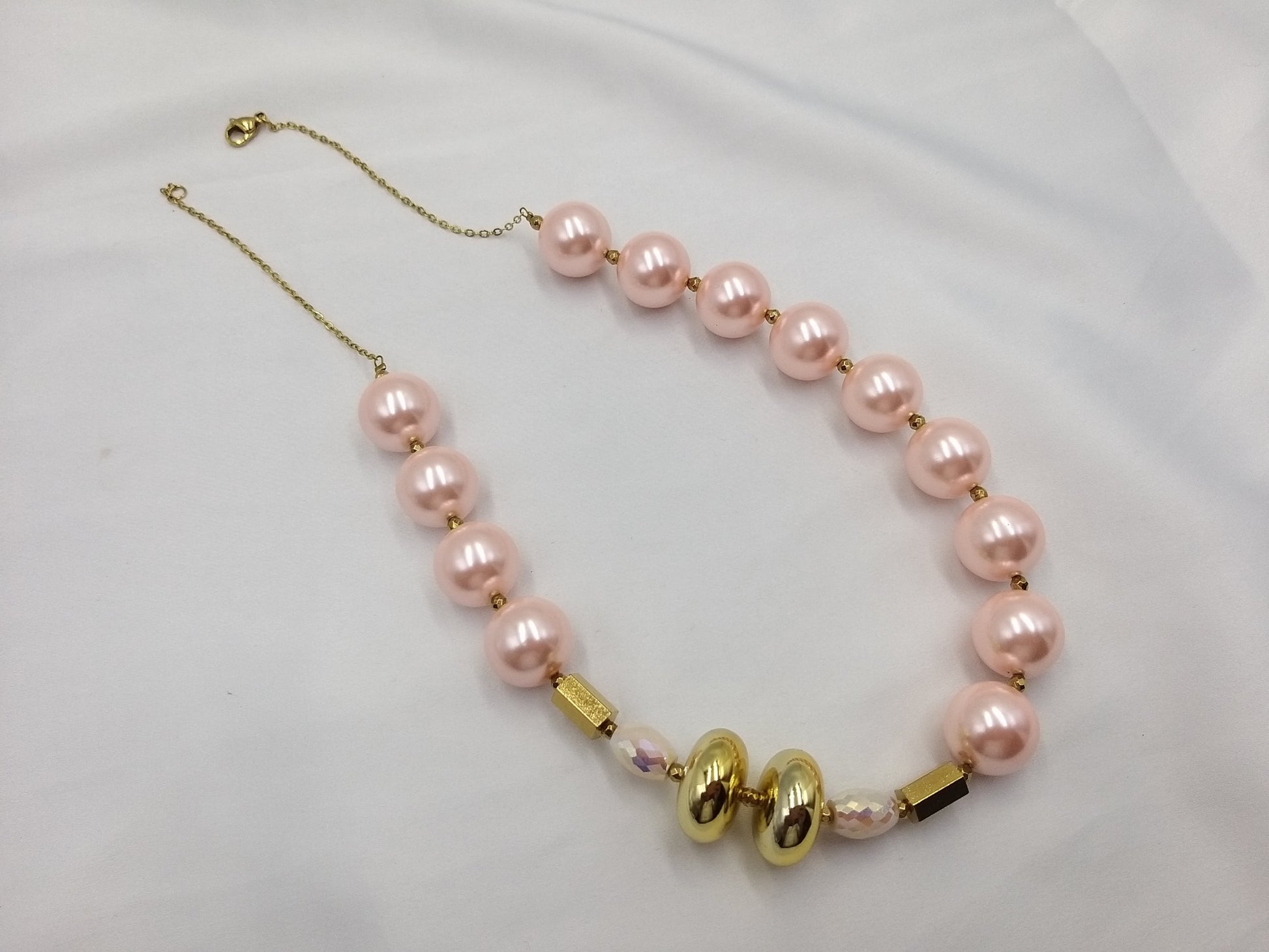 Χειροποίητο κολιέ με ροζ πέρλες και χρυσές λεπτομέρειες