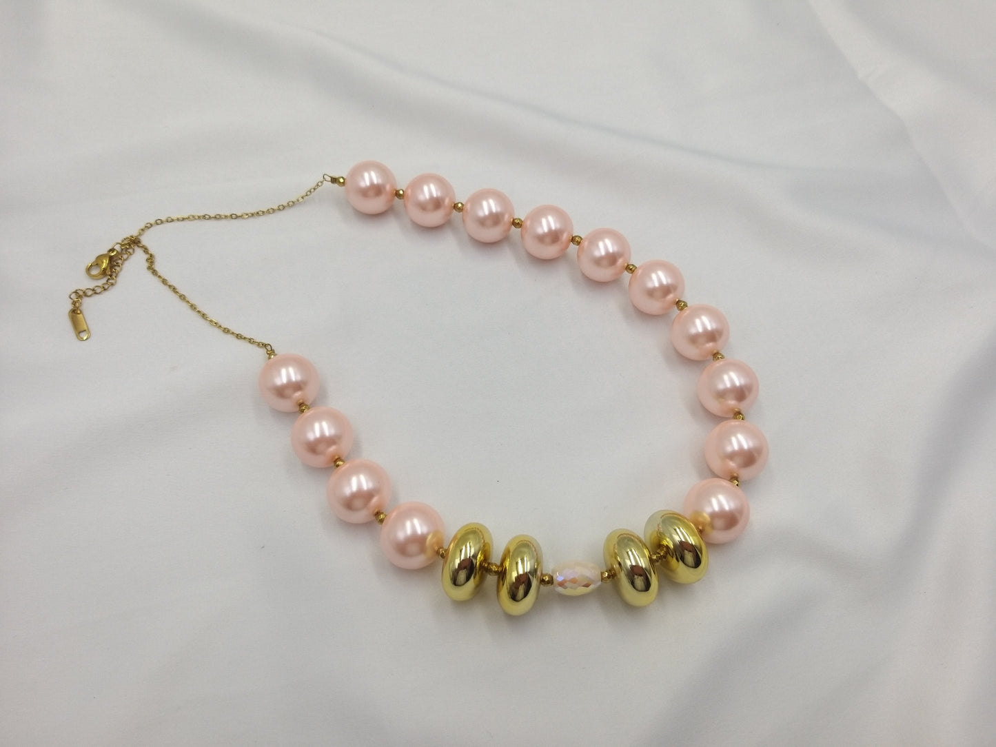 Χειροποίητο κολιέ με ροζ πέρλες και χρυσές ροδέλες