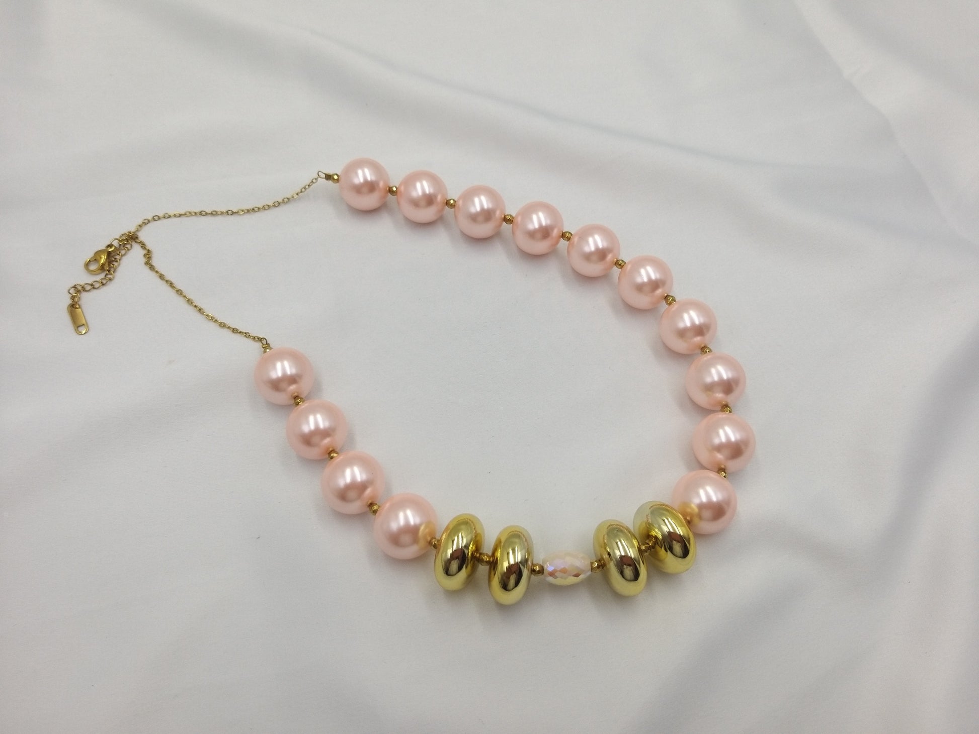 Χειροποίητο κολιέ με ροζ πέρλες και χρυσές ροδέλες