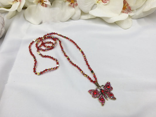 Χειροποίητο κολιέ με κόκκινα κρύσταλλα και διακοσμητική πεταλούδα με στρας.