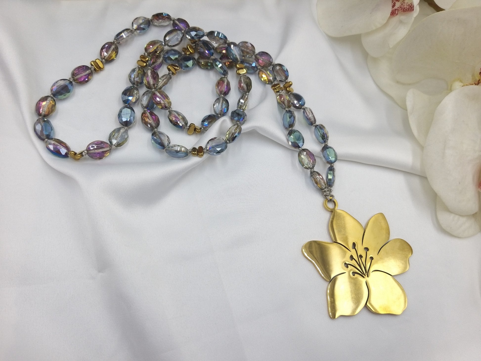 Χειροποίητο πολύχρωμο κολιέ με χρυσό λουλούδι