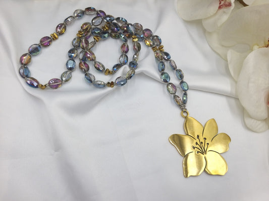 Χειροποίητο πολύχρωμο κολιέ με χρυσό λουλούδι