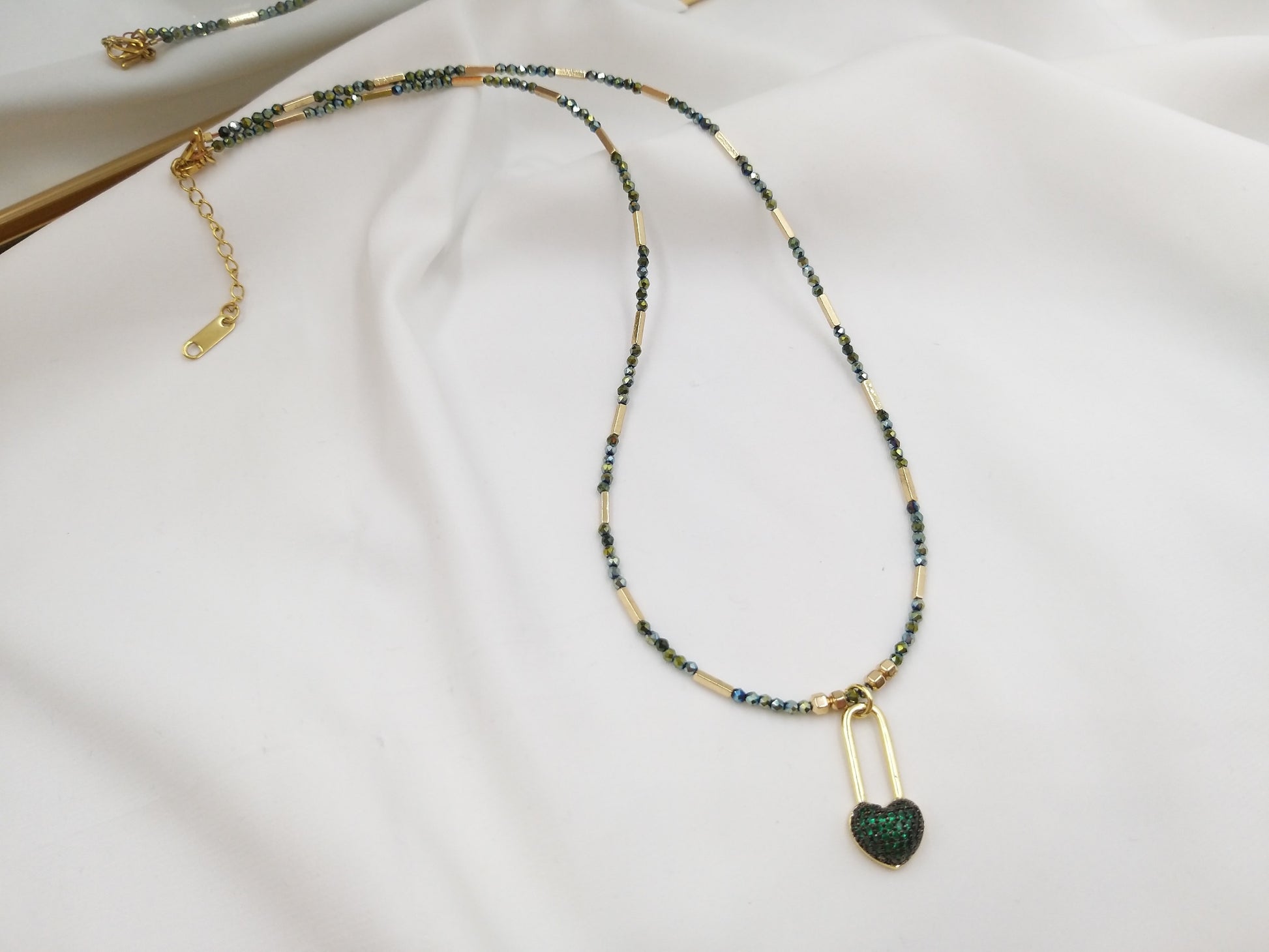 Κολιέ με πράσινη καρδιά–λουκέτο σε minimal chic στυλ