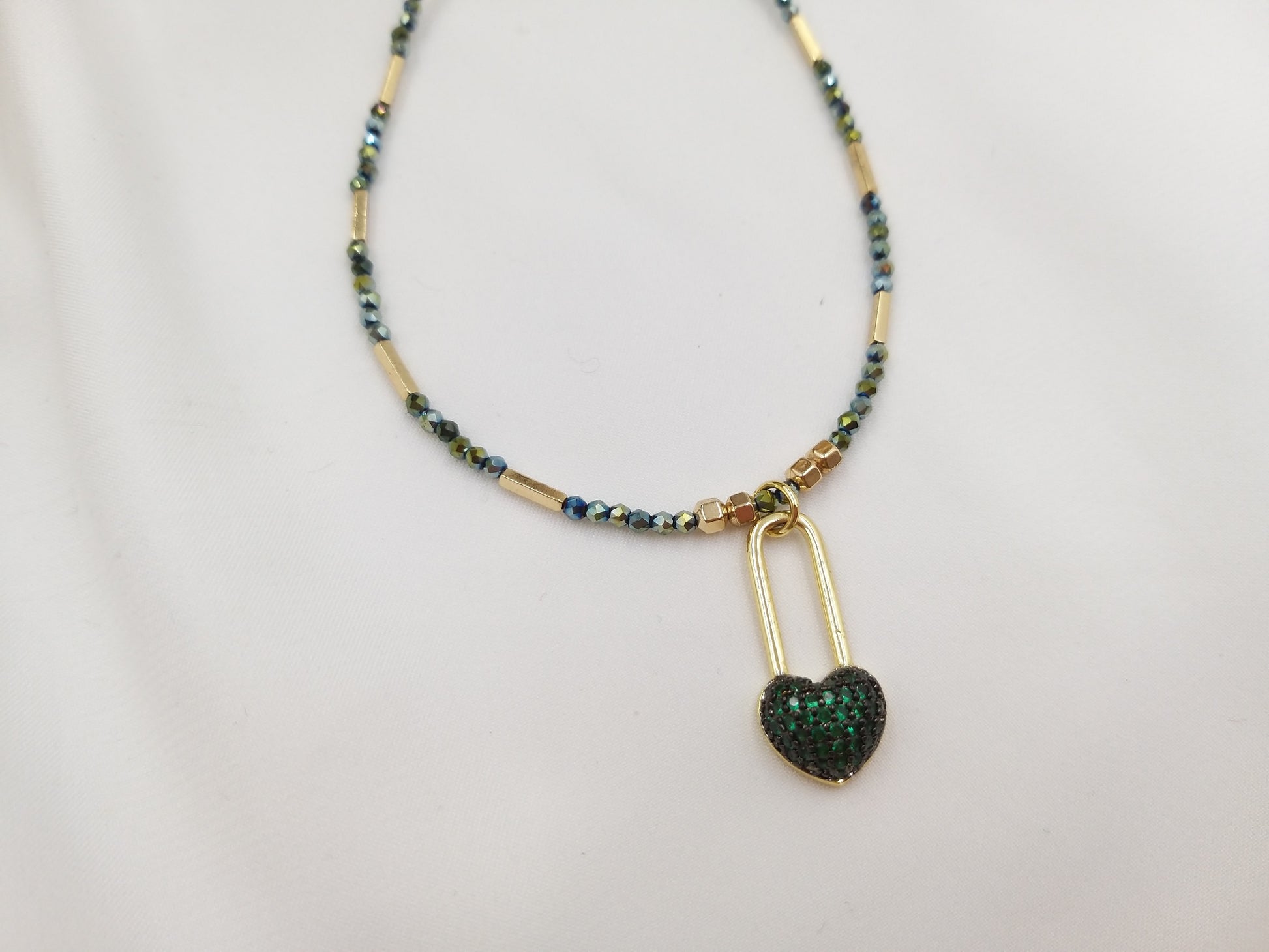 Κολιέ με πράσινη καρδιά–λουκέτο σε minimal chic στυλ,κοντινή φωτογράφιση 