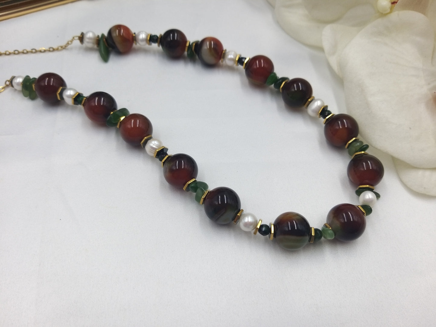 Χειροποίητο κολιέ με πράσινο αχάτη και φυσικά μαργαριτάρια από το euhandmade