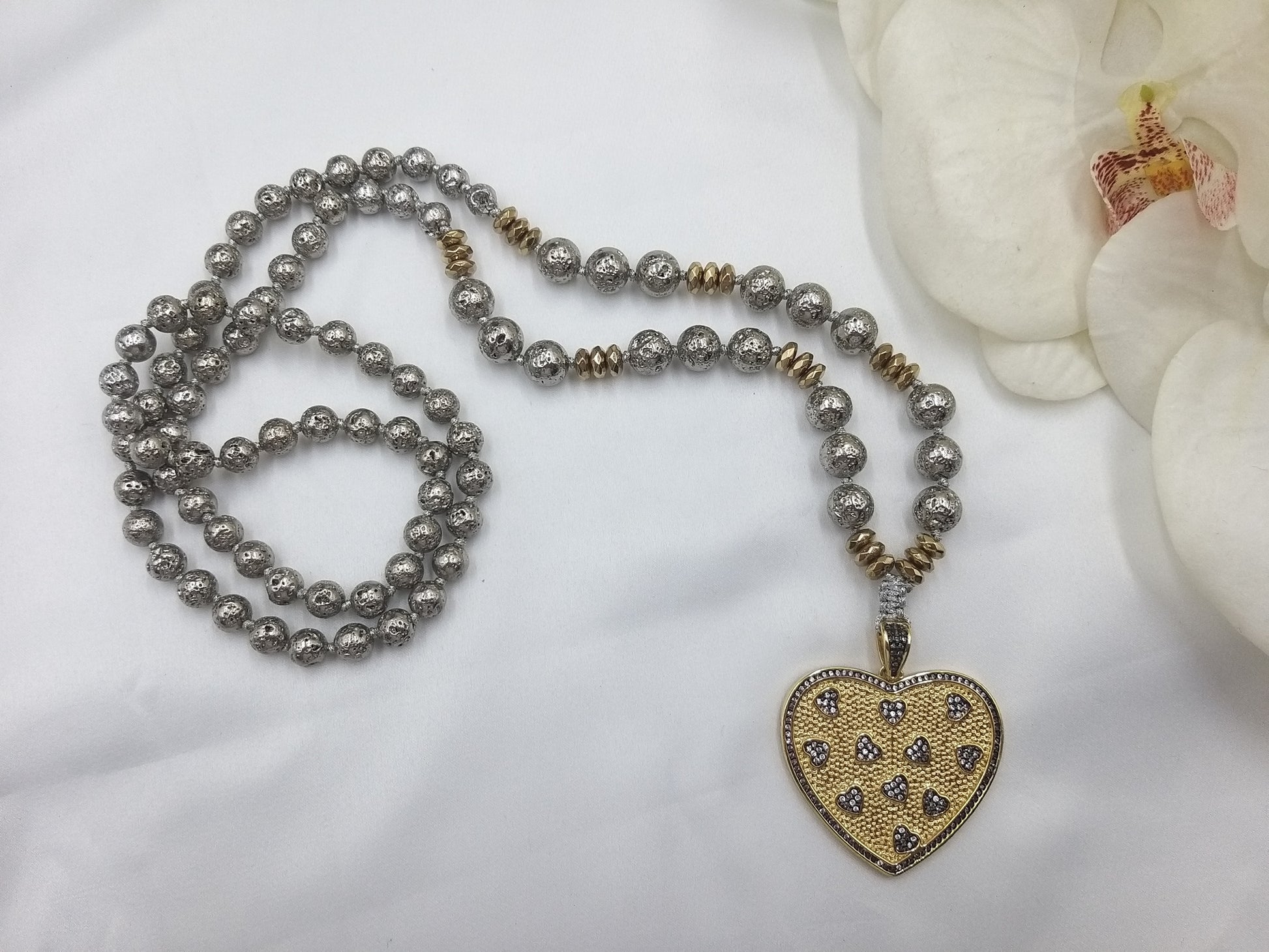 Χειροποίητο κολιέ ροζάριο με ασημί λάβα και χρυσό μοτίφ καρδιά με ζιργκόν