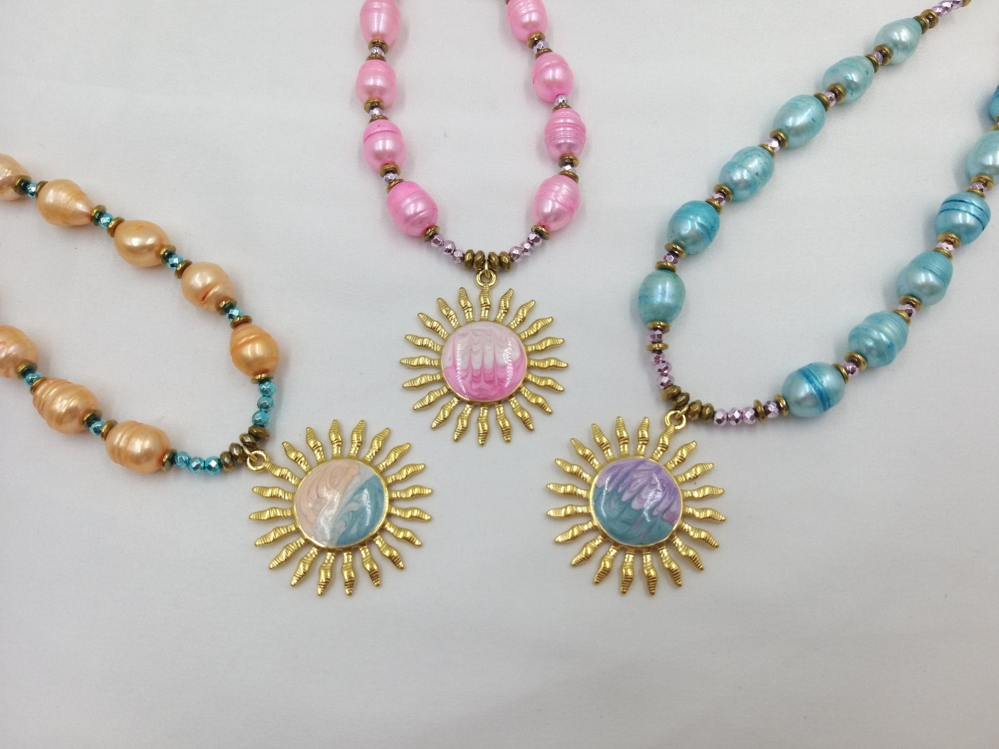 Χειροποίητο κολιέ με χρωματιστά μαργαριτάρια και μενταγιόν ήλιο