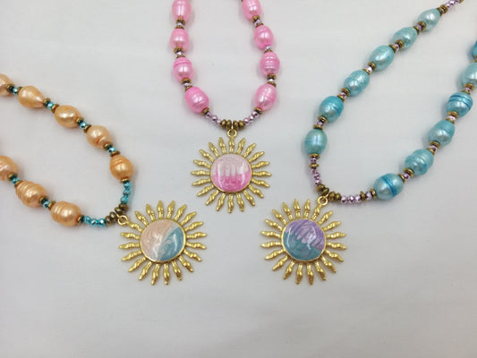 Χειροποίητο κολιέ με χρωματιστά μαργαριτάρια και μενταγιόν ήλιο