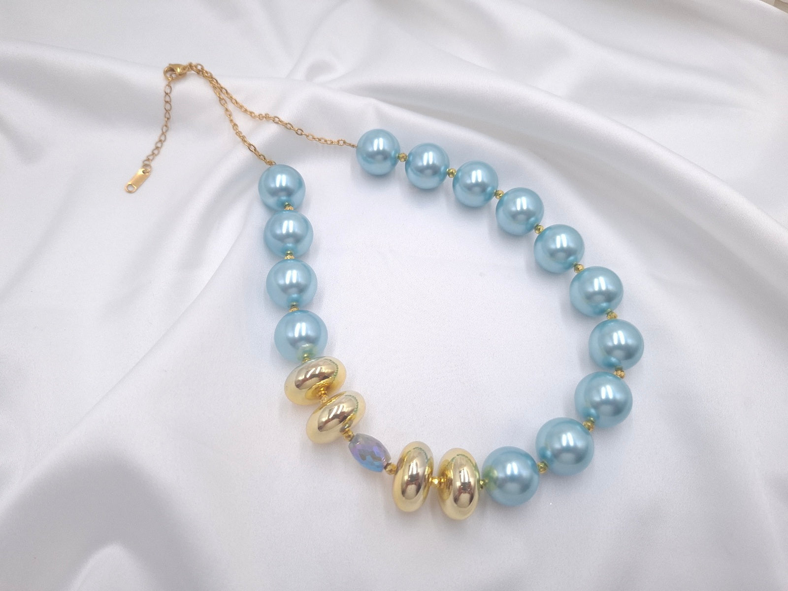 Χειροποίητο κολιέ Aegean Pearl με shell pearls και χρυσές ροδέλες από την EuHandmade