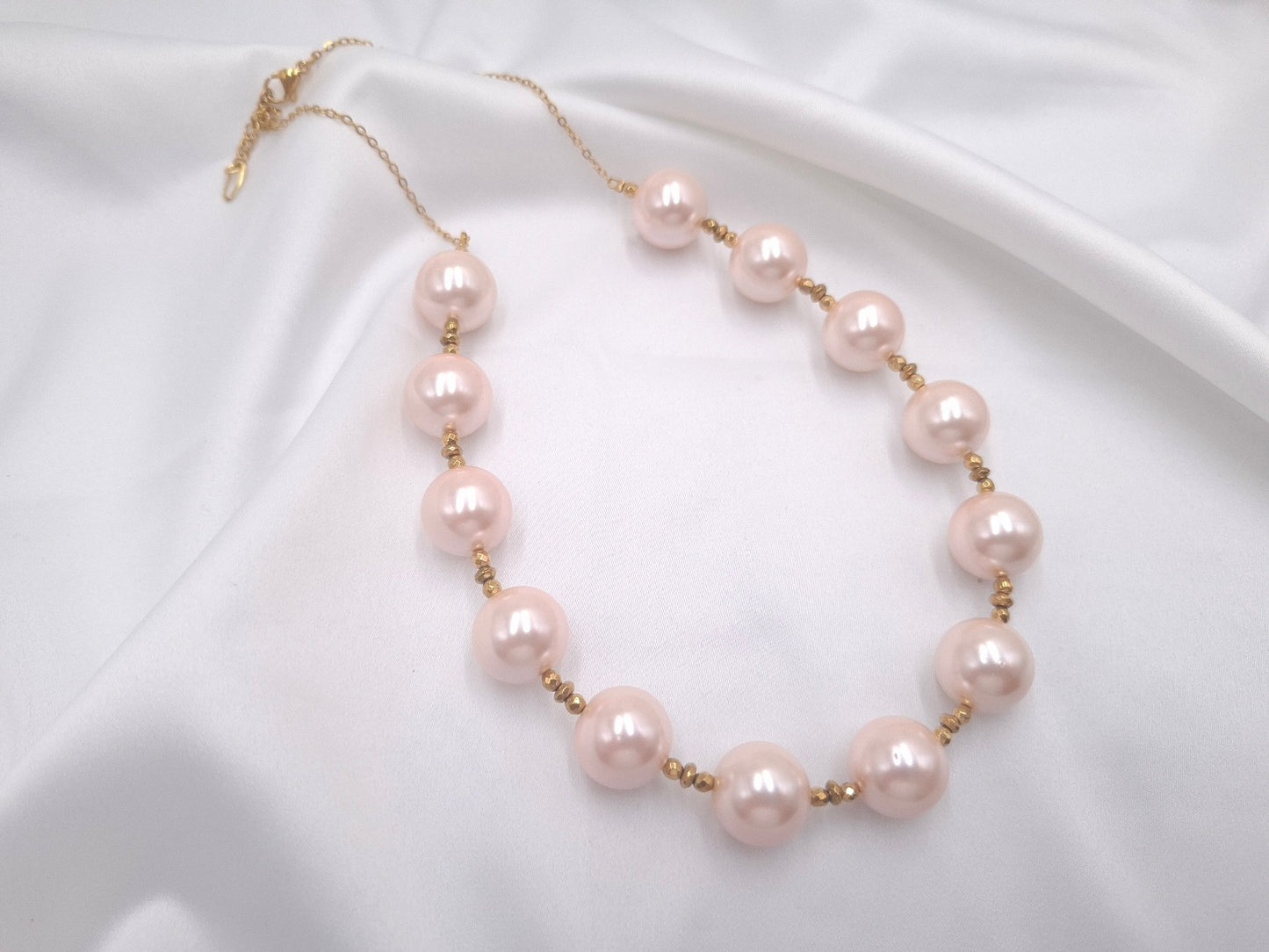 Χειροποίητο κολιέ Blush Pearl με shell pearls και αιματίτη από την EuHandmade