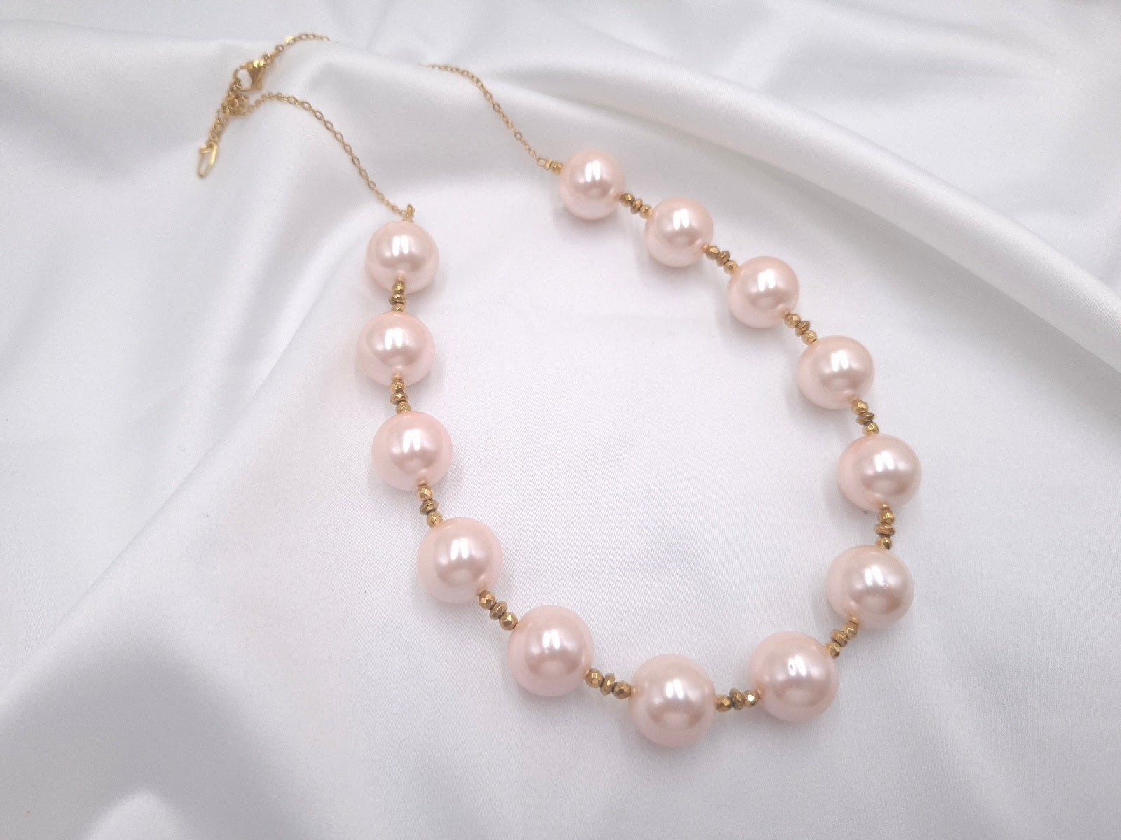 Χειροποίητο κολιέ Blush Pearl με shell pearls και αιματίτη από την EuHandmade