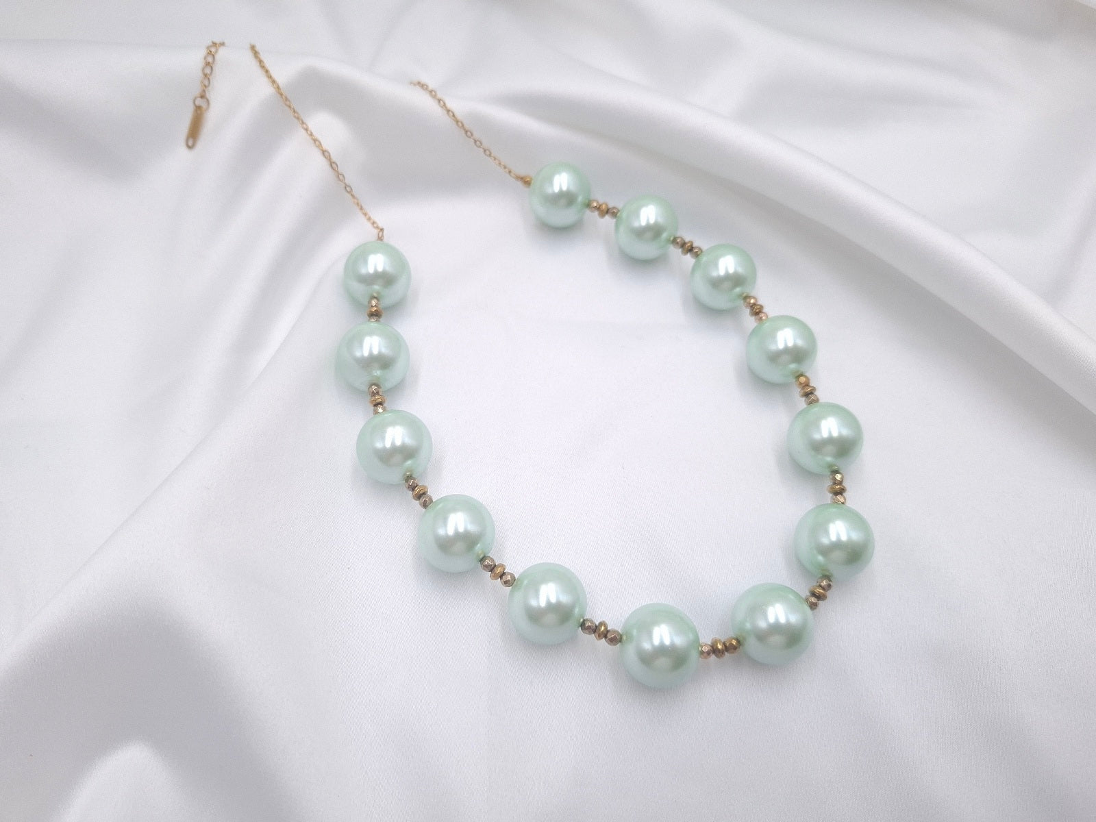 Χειροποίητο κολιέ Mint Pearl με shell pearls και αιματίτη από την EuHandmade