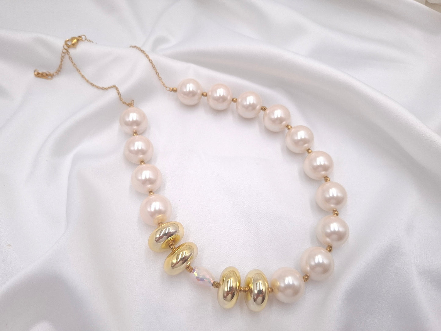 Χειροποίητο κολιέ Blush Pearl με shell pearls και χρυσές ροδέλες από την EuHandmade