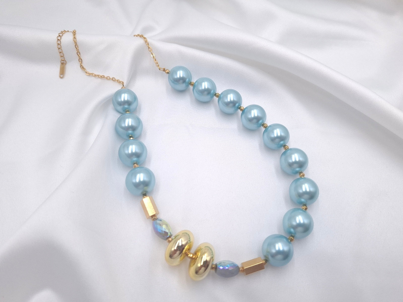 Χειροποίητο γαλάζιο κολιέ με shell pearls και χρυσές λεπτομέρειες από την EuHandmade