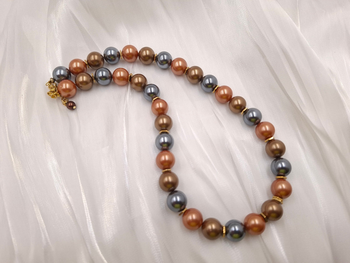 Χειροποίητο κολιέ με shell pearls σε γκρι, μπρονζέ και ροδακινί αποχρώσεις