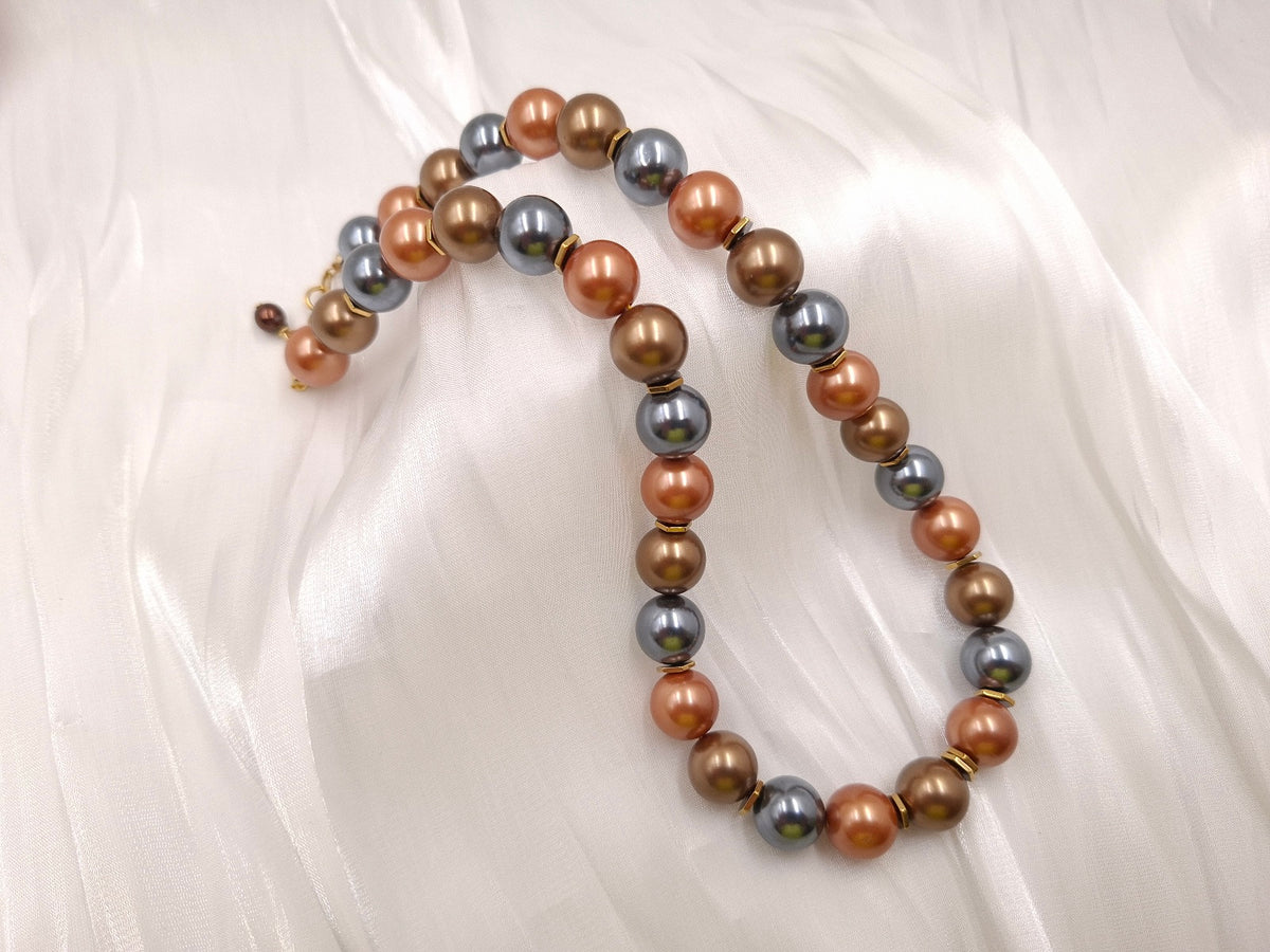 Κολιέ με πολύχρωμες shell pearls και χρυσαφί λεπτομέρειες, euhandmade
