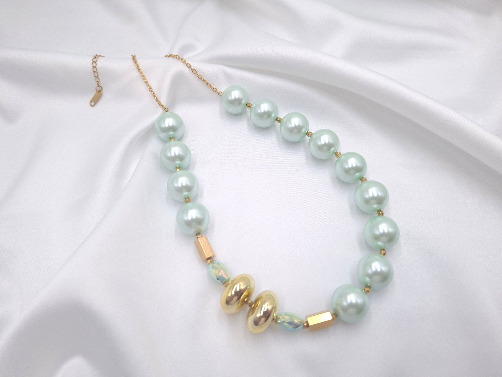 Χειροποίητο κολιέ σε απόχρωση μέντας με shell pearls και χρυσά στοιχεία από την EuHandmade
