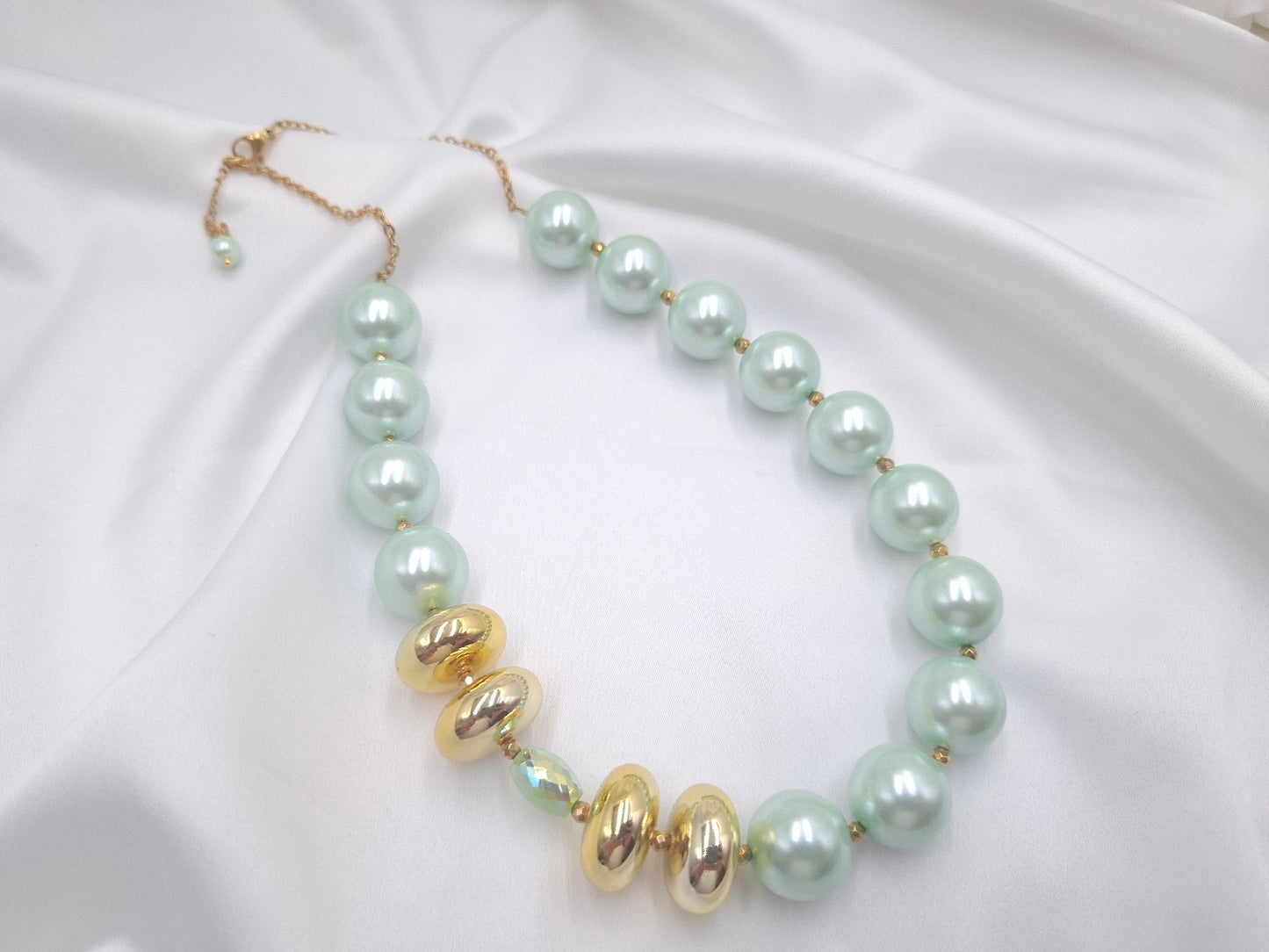 Χειροποίητο κολιέ Mint Pearl με shell pearls και χρυσές ροδέλες από την EuHandmade