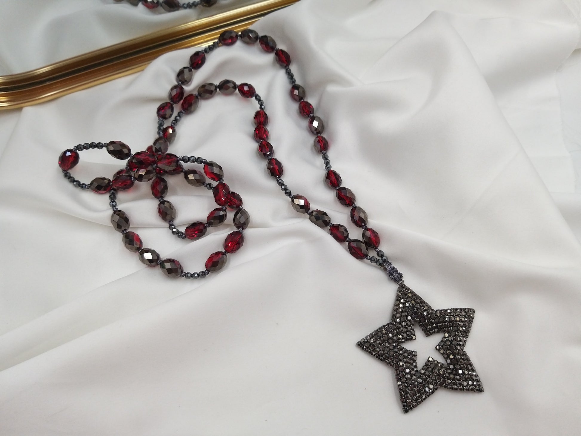Κολιέ με μπορντό κρυστάλλους, φυσικό αιματίτη και λαμπερό μοτίφ αστέρι, χειροποίητο από euhandmade