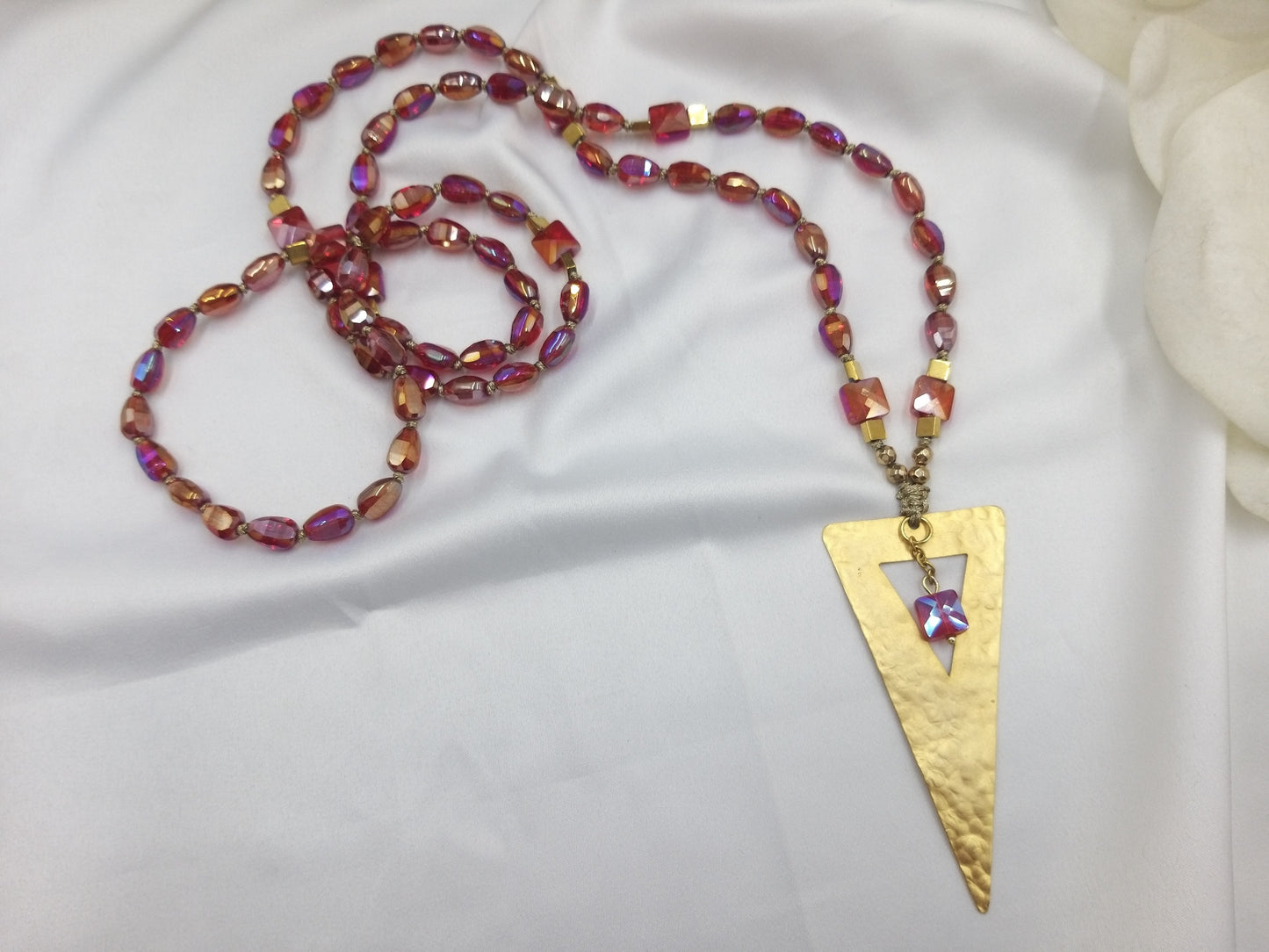 Κολιέ με κρύσταλλα σε βαθύ κόκκινο και χρυσό τρίγωνο – statement χειροποίητο κόσμημα από τη συλλογή euhandmade.