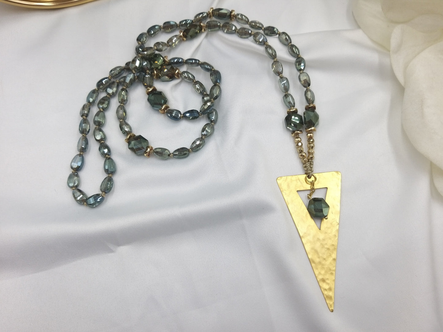 Χειροποίητο κολιέ με λαδί κρύσταλλα και χρυσό τρίγωνο, από τη συλλογή euhandmade