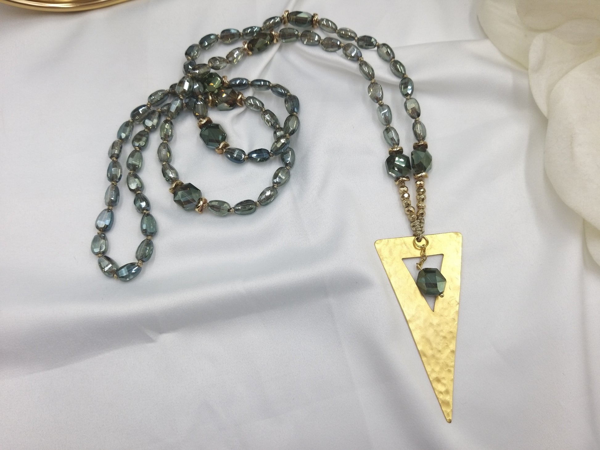 Χειροποίητο κολιέ με λαδί κρύσταλλα και χρυσό τρίγωνο, από τη συλλογή euhandmade
