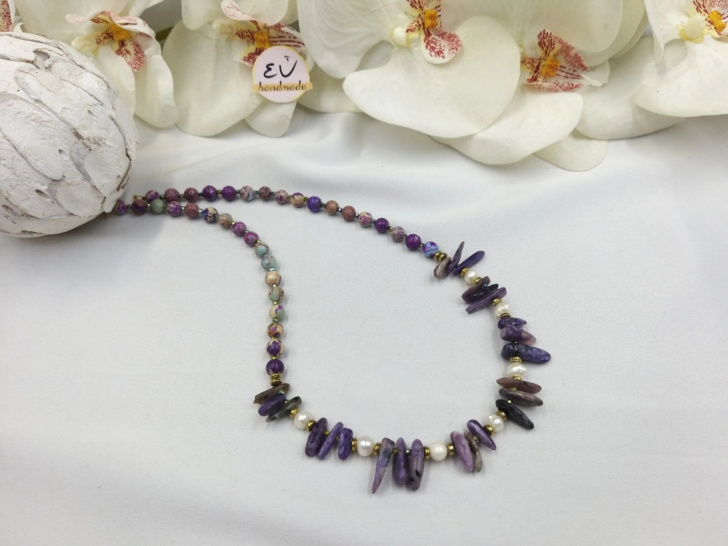 Κοντό χειροποίητο κολιέ με χαροΐτη και λευκά μαργαριτάρια euhandmade