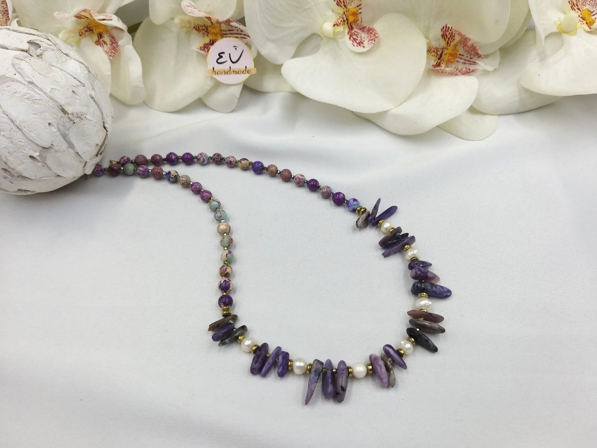 Κοντό χειροποίητο κολιέ με χαροΐτη και λευκά μαργαριτάρια euhandmade