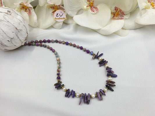 Κοντό χειροποίητο κολιέ με χαροΐτη και λευκά μαργαριτάρια euhandmade