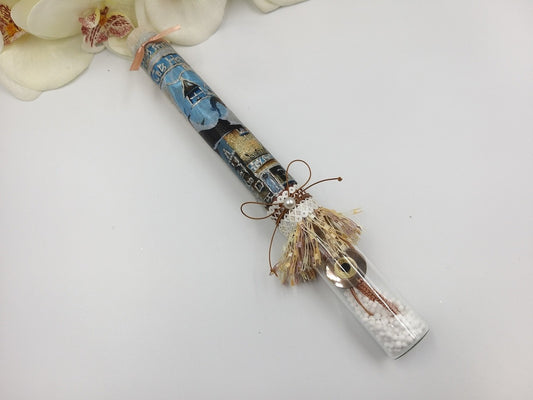 Χειροποίητη πασχαλινή λαμπάδα μπεζ Cat’s Home με βραχιόλι μάτι plexiglass σε γυάλινο μπουκαλάκι