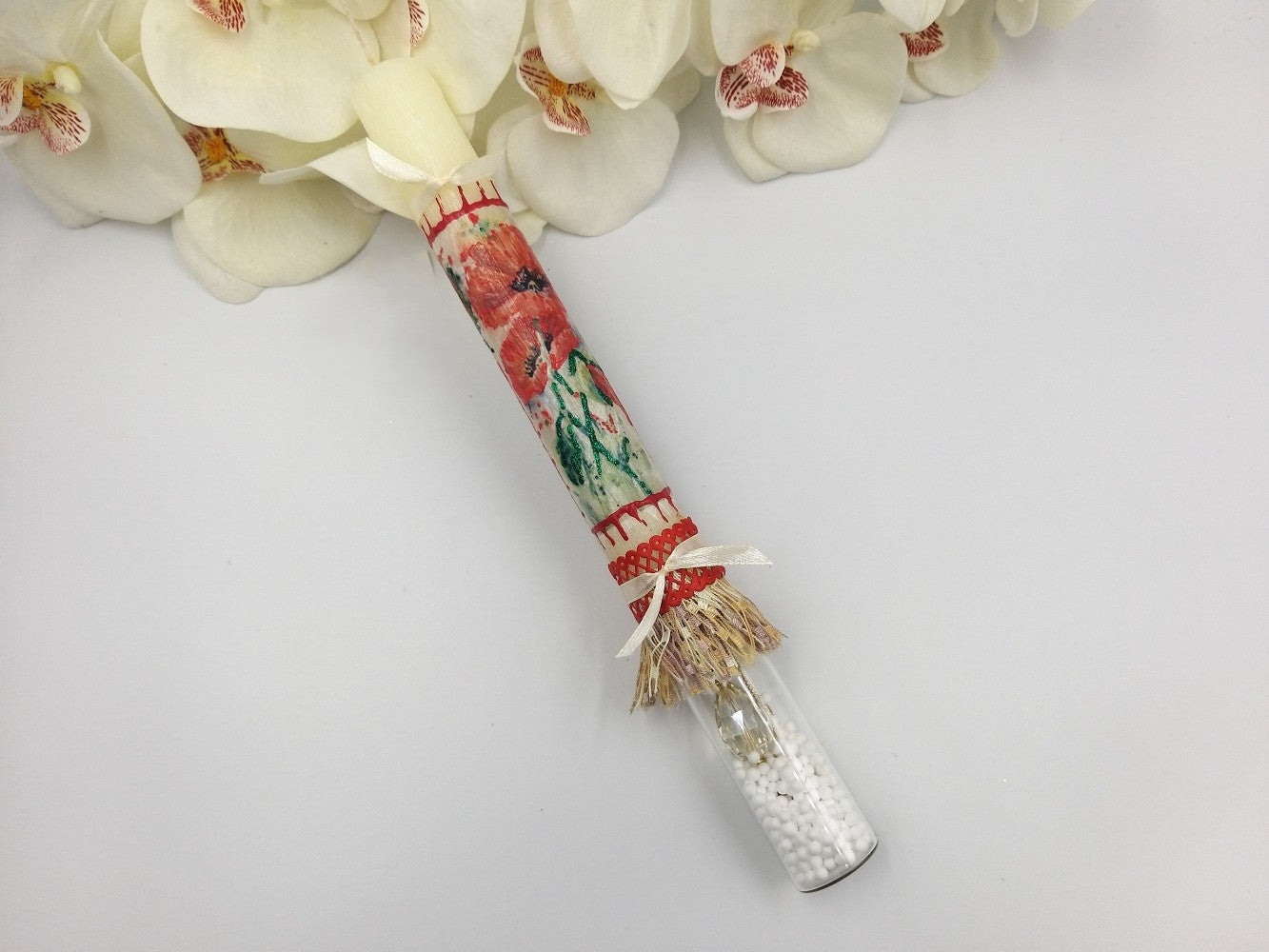 Χειροποίητη πασχαλινή λαμπάδα μπεζ με ζωγραφισμένες παπαρούνες και κολιέ κρύσταλλο σε γυάλινο μπουκαλάκι