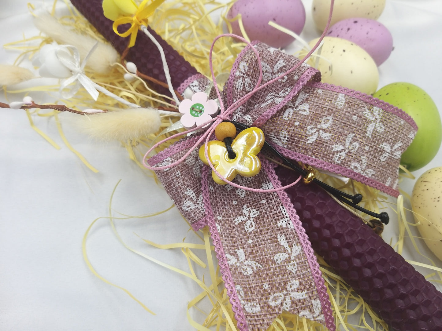 Λεπτομέρεια κεραμικής πεταλούδας σε βιολετί πασχαλινή λαμπάδα κυρήθρα