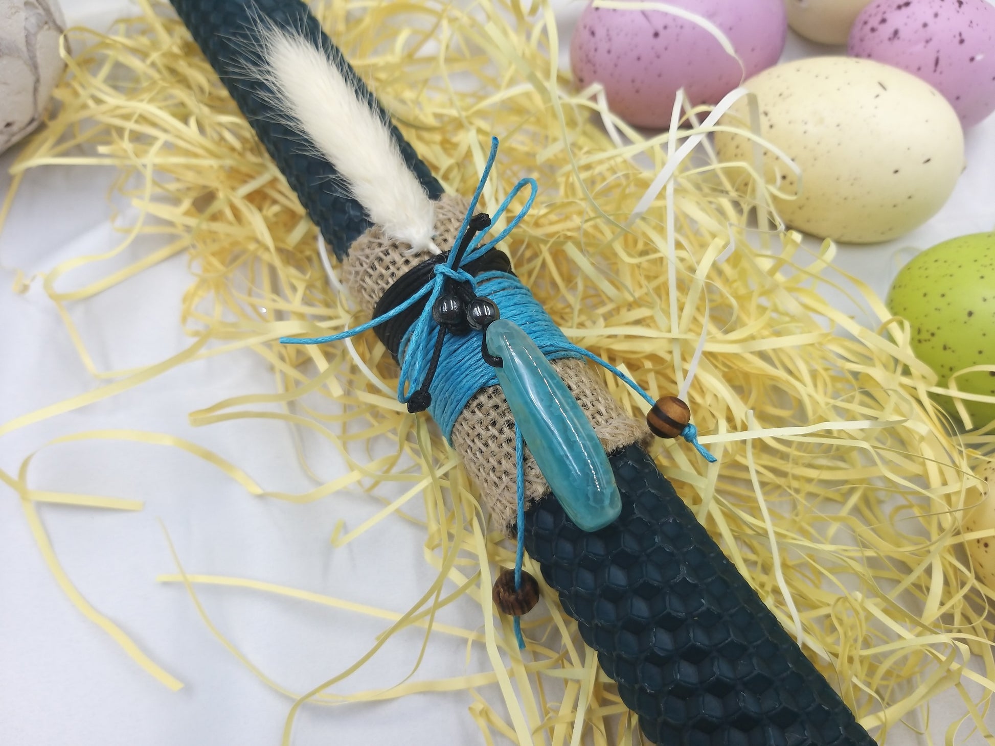 Λεπτομέρεια πασχαλινής λαμπάδας με γαλάζιο αχάτη και φυσική διακόσμηση