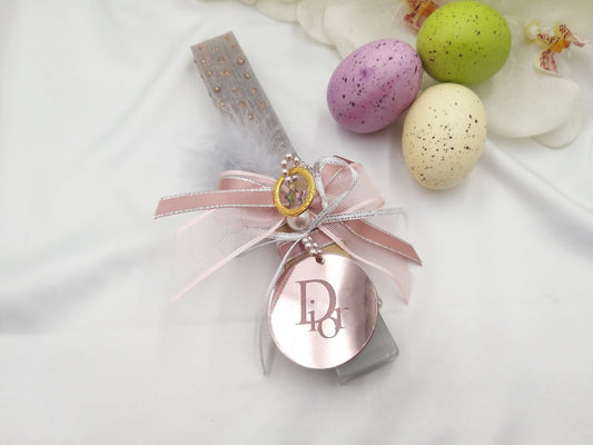 Χειροποίητη πασχαλινή λαμπάδα γκρι με ροζ φιόγκο πέρλα και μπρελόκ  από το euhandmade