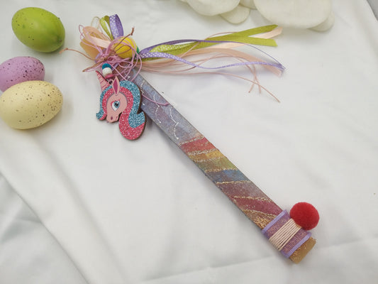 Χειροποίητη βιολετί πασχαλινή λαμπάδα Ουράνιο Τόξο με παιδικό κολιέ μονόκερος