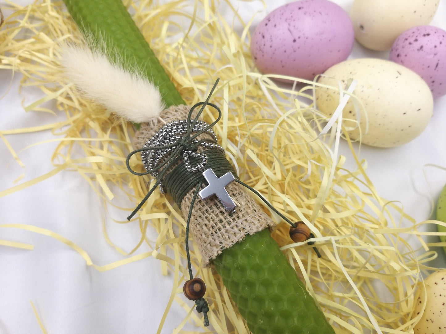 Λεπτομέρεια πασχαλινής λαμπάδας με ασημί σταυρό αιματίτη και φυσική διακόσμηση