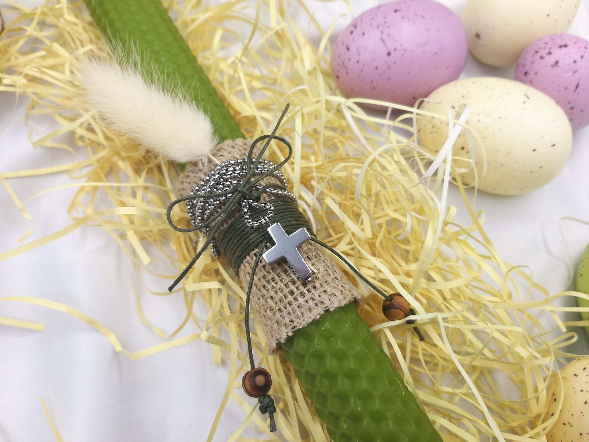 Λεπτομέρεια πασχαλινής λαμπάδας με ασημί σταυρό αιματίτη και φυσική διακόσμηση