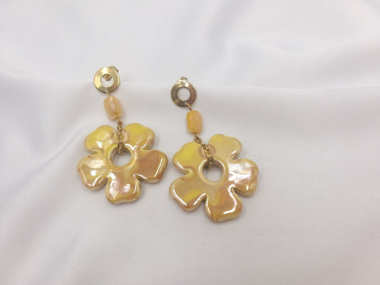 Σκουλαρίκια με κίτρινα κεραμικά λουλούδια και λεπτή ατσάλινη αλυσίδα