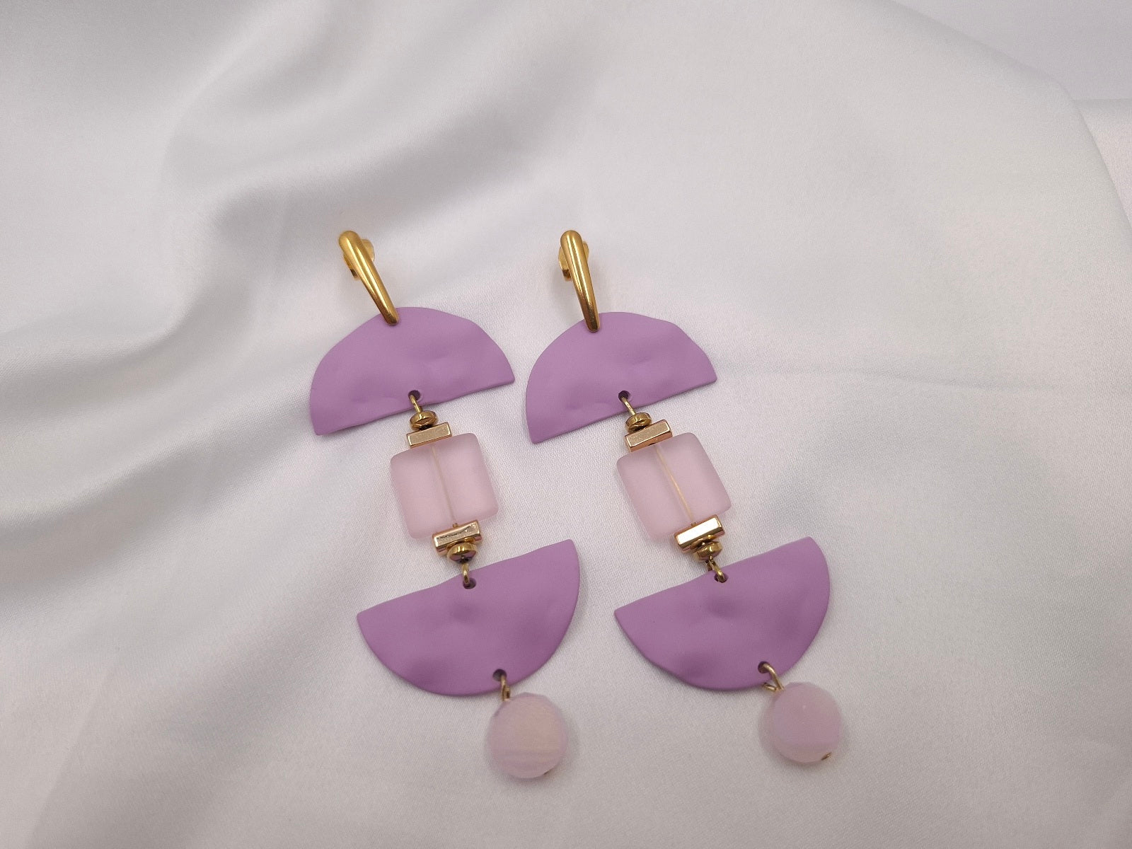 Χειροποίητα γεωμετρικά σκουλαρίκια Lilac Mood σε λιλά απόχρωση με κρύσταλλα από το euhandmade