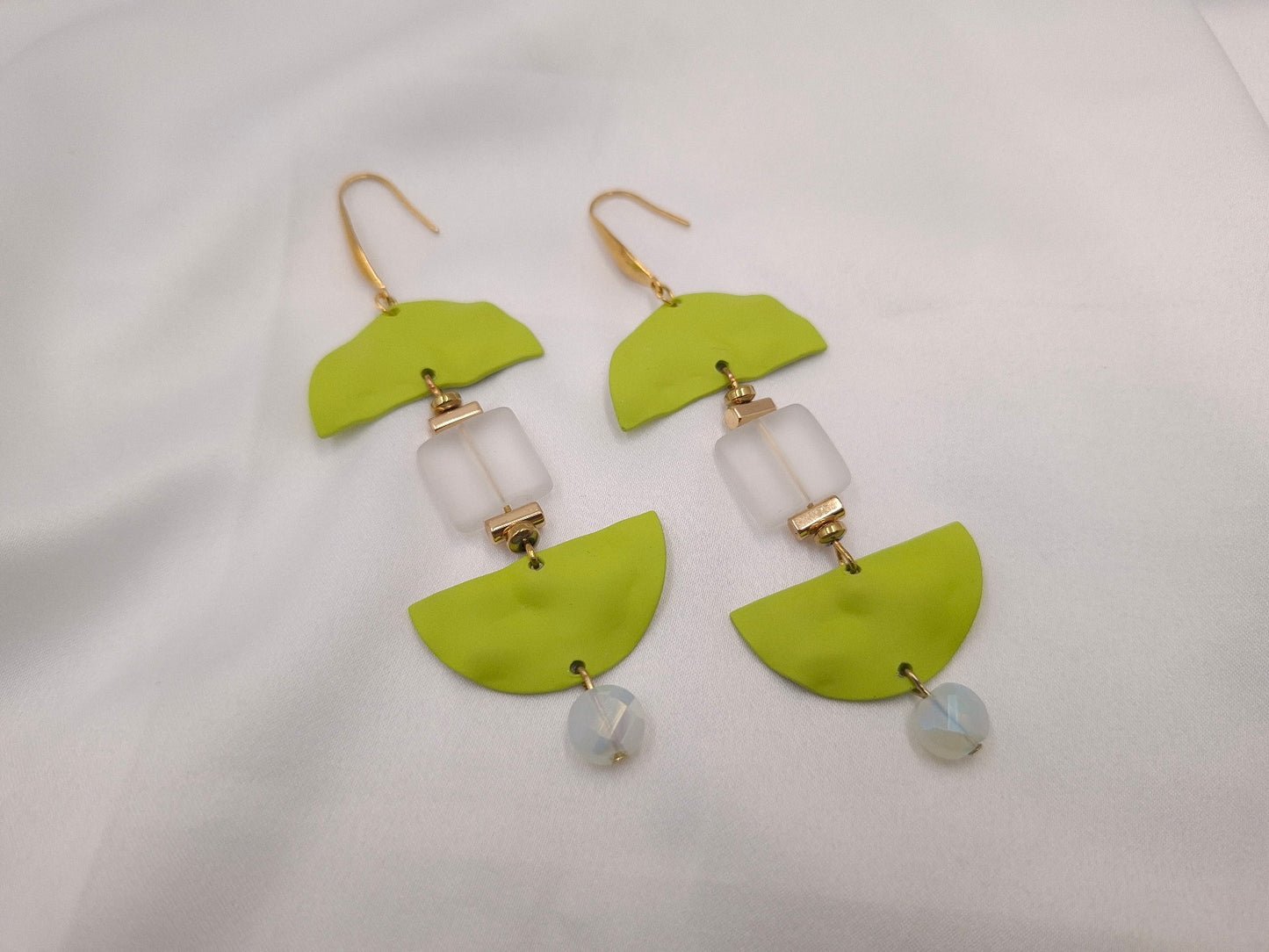 Χειροποίητα γεωμετρικά σκουλαρίκια Lime Pop σε lime πράσινη απόχρωση με κρύσταλλα από το euhandmade