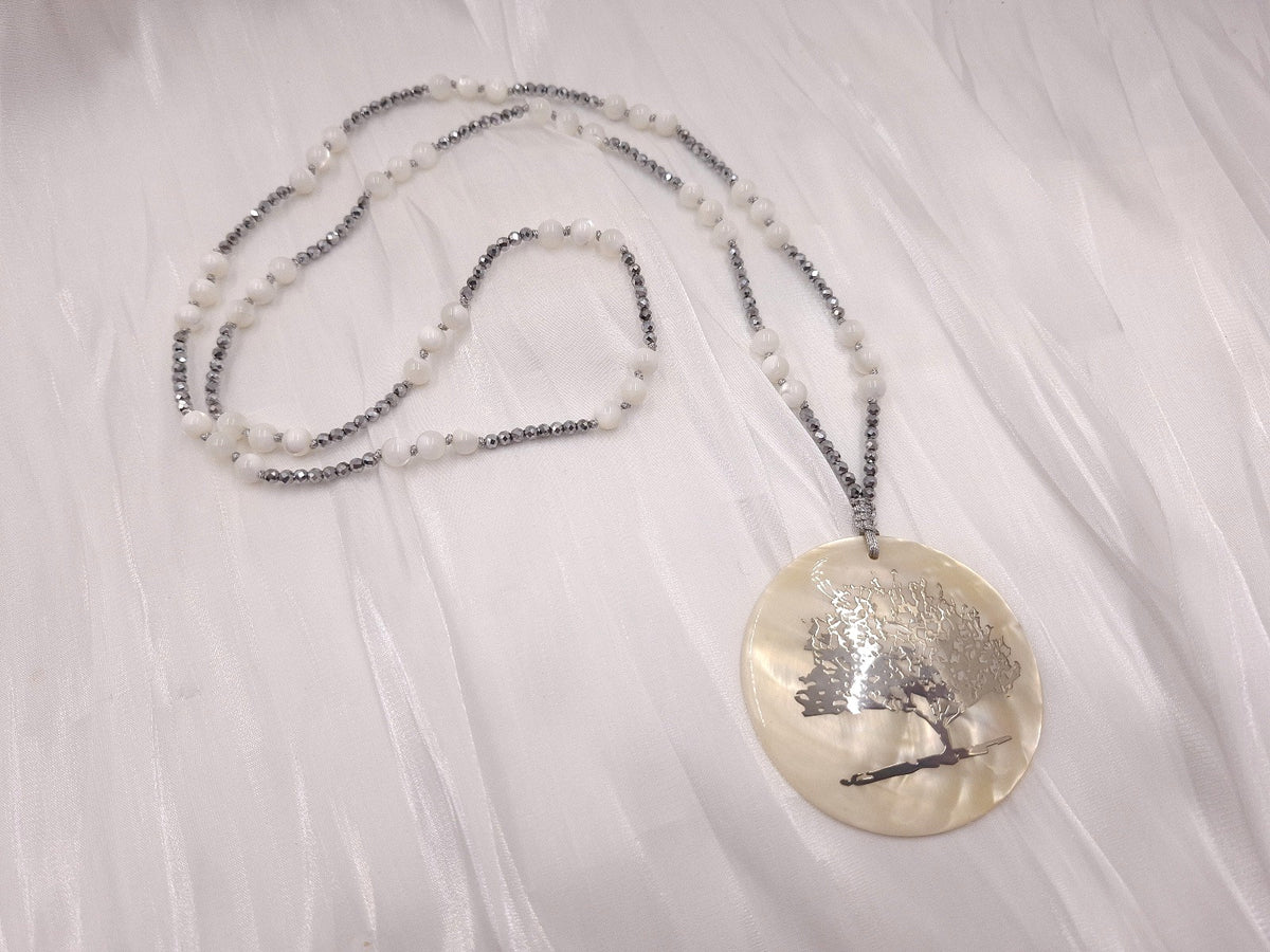 Χειροποίητο μακρύ κολιέ euhandmade με λευκές χάντρες φίλντισι, ασημί αιματίτη και στρογγυλό μενταγιόν φίλντισι με Δέντρο της Ζωής
