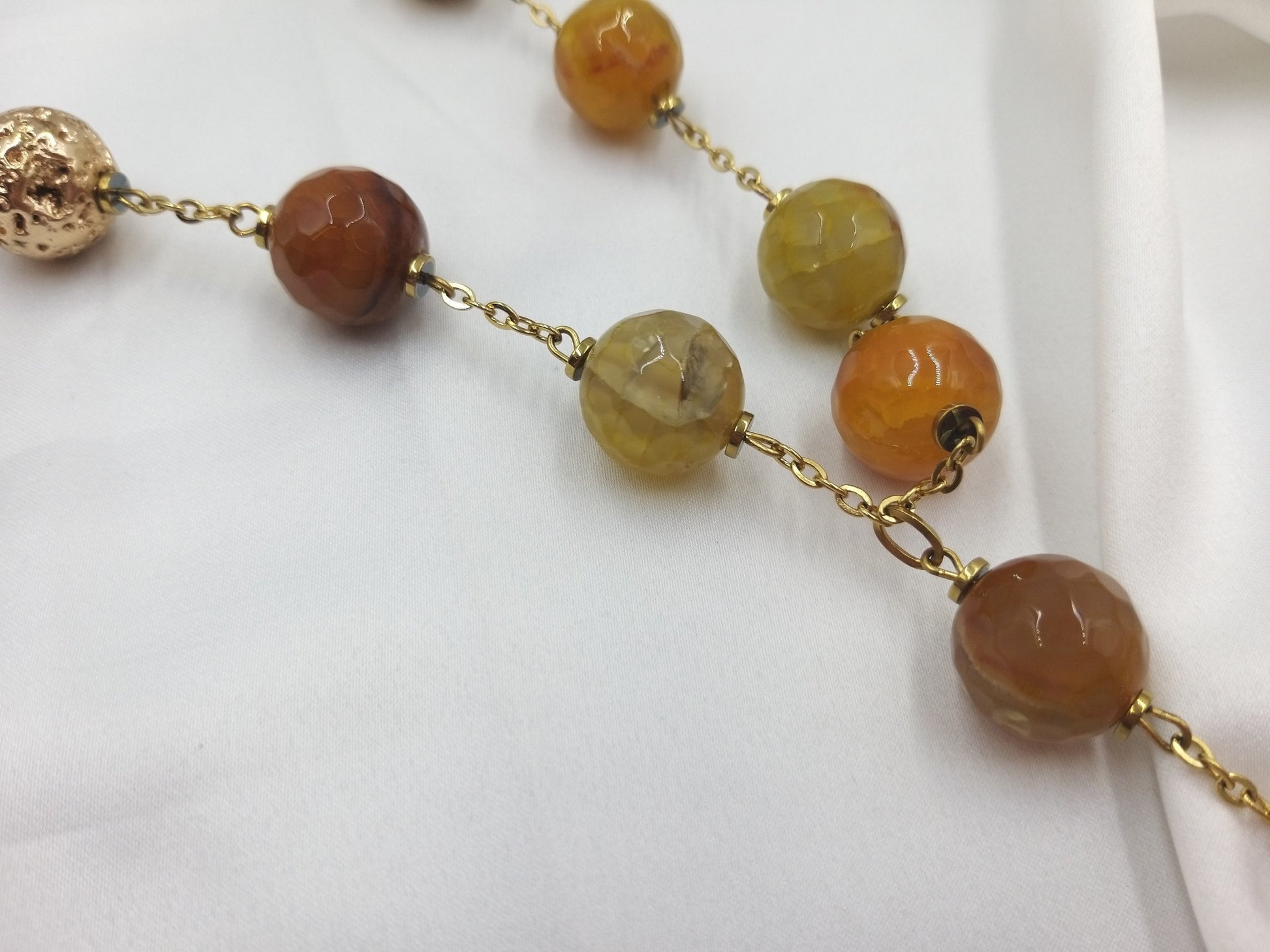 Μακρύ χειροποίητο κολιέ με κίτρινες και καφέ πέτρες, φωτογραφία με λεπτομέρεια