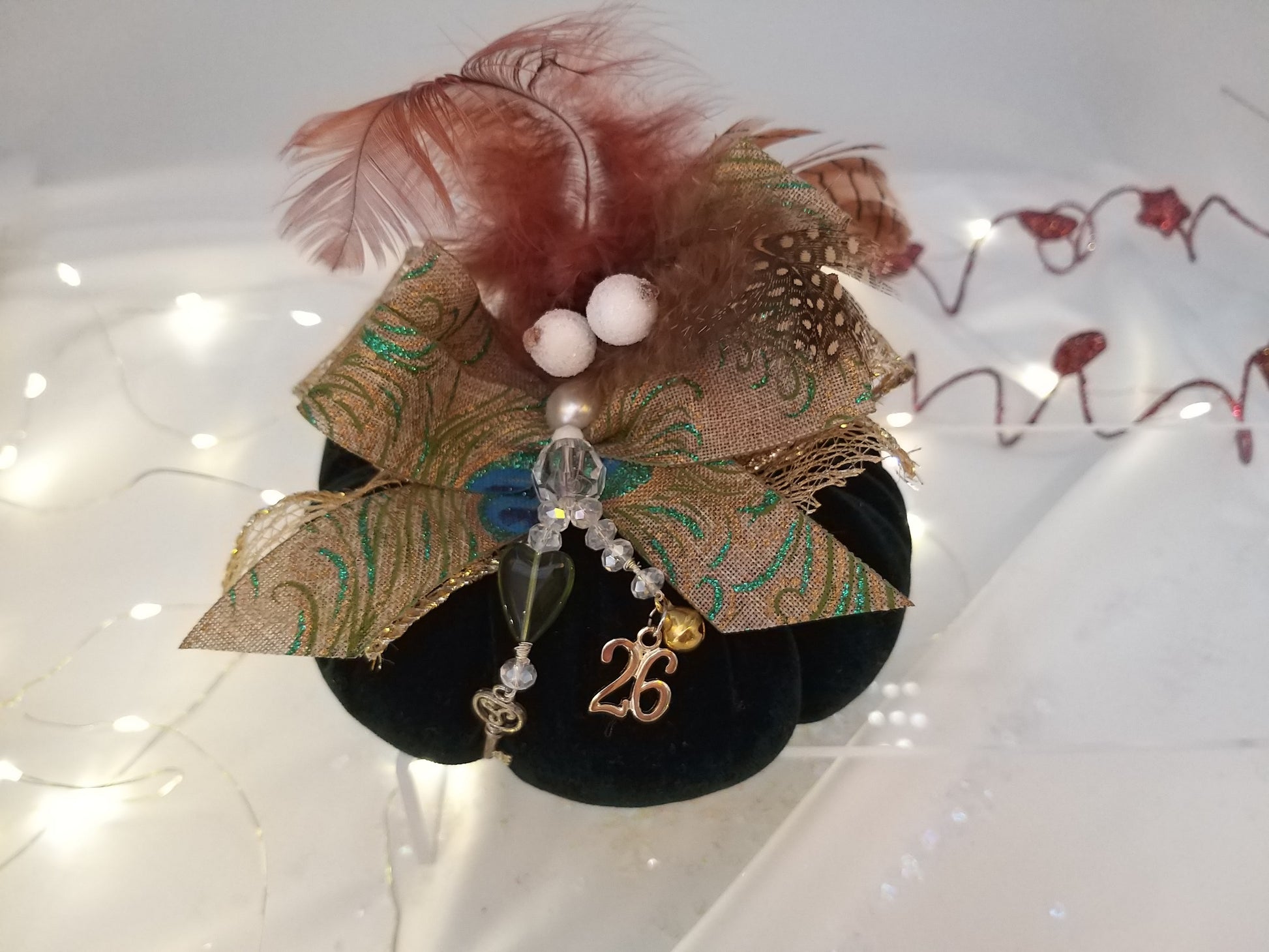 Μικρή βελούδινη κολοκύθα γούρι 2026 σε forest green με κορδέλα φτερά παγωνιού, χειροποίητο διακοσμητικό euhandmade