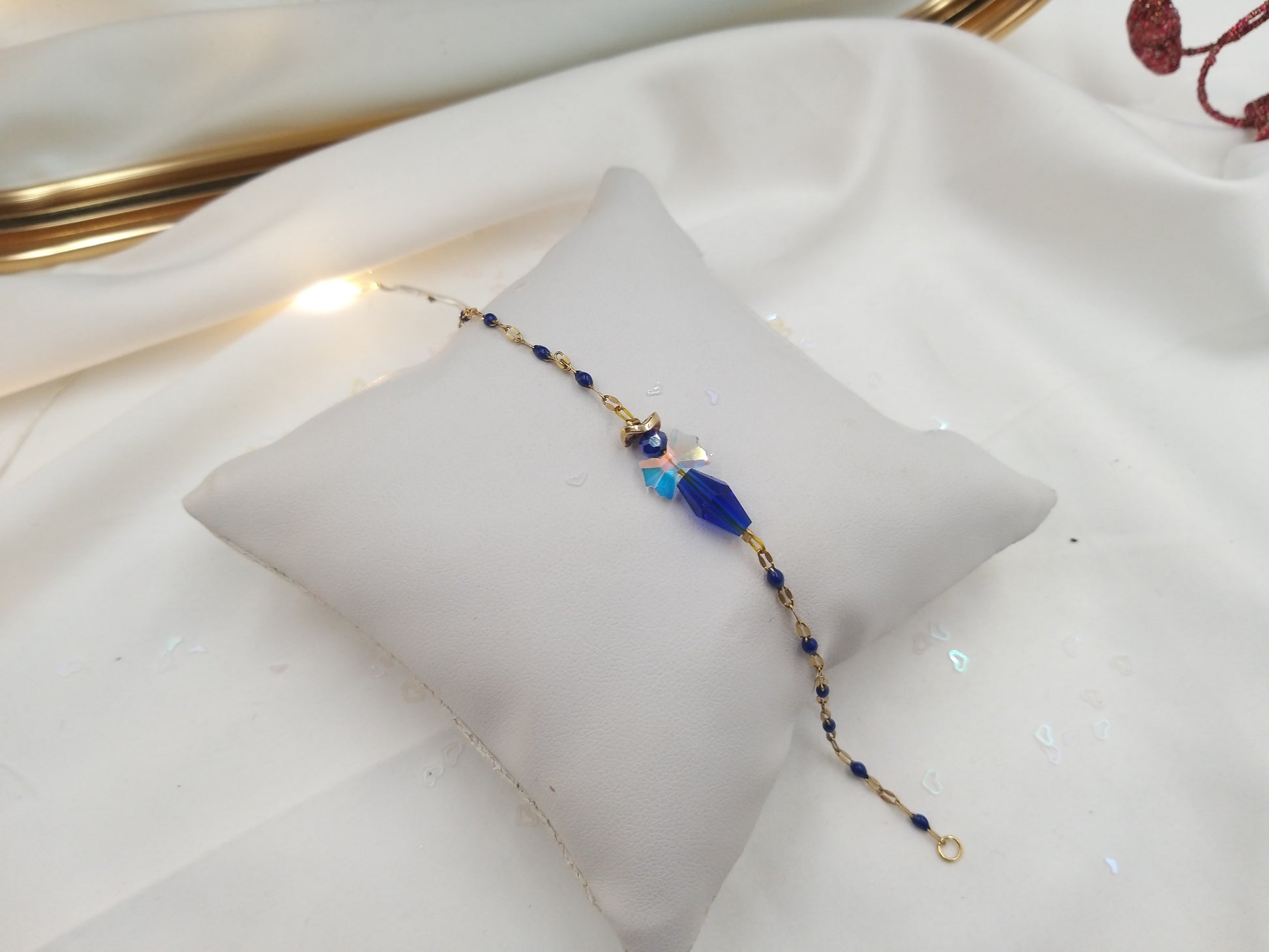 Μίνιμαλ βραχιόλι αγγελάκι με μπλε κρύσταλλο και χρυσή αλυσίδα με μπλε σμάλτο, χειροποίητο κόσμημα euhandmade