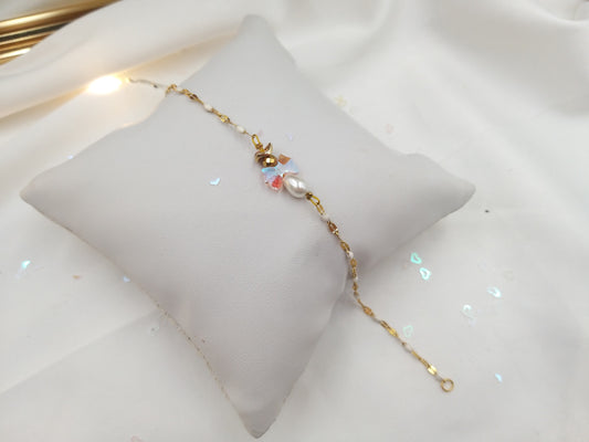 Χειροποίητο βραχιόλι με αγγελάκι  και ατσάλινη αλυσίδα με λευκό σμάλτο σε χρυσό χρώμα – euhandmade.