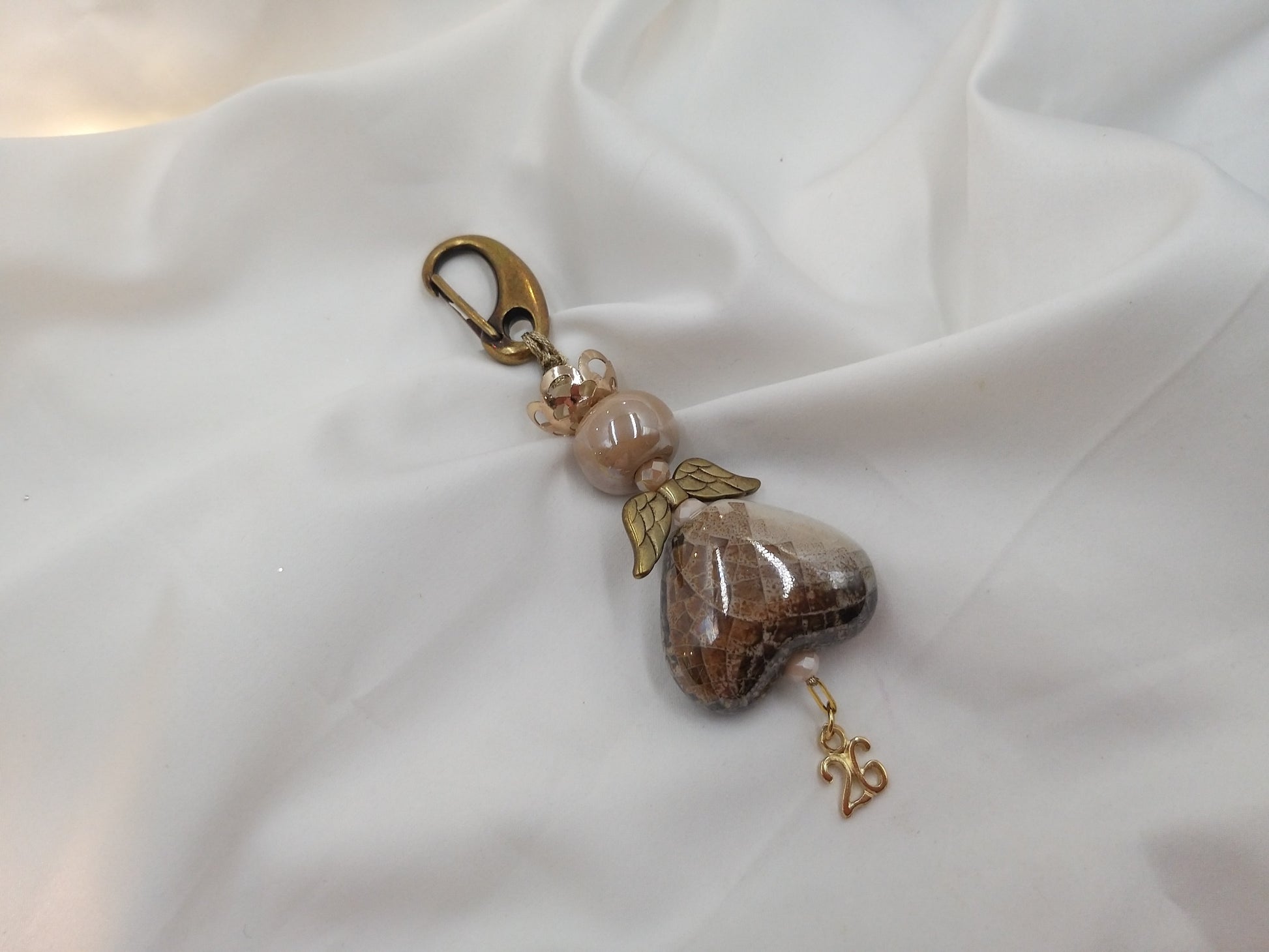 Γούρι 2026 Mini Angel Heart σε μπεζ χρώμα – euhandmade