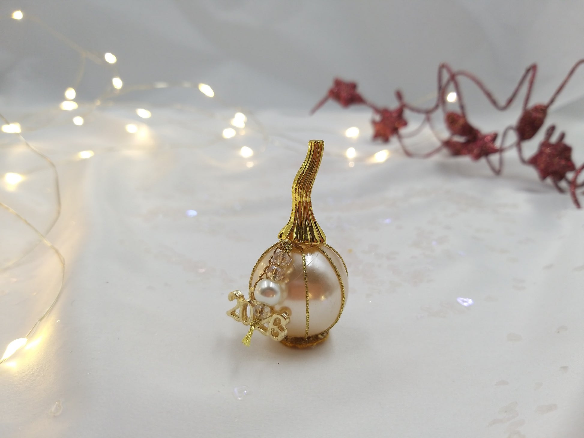 Μικρό χειροποίητο γούρι 2026 με πέρλα και χρυσές λεπτομέρειες – euhandmade