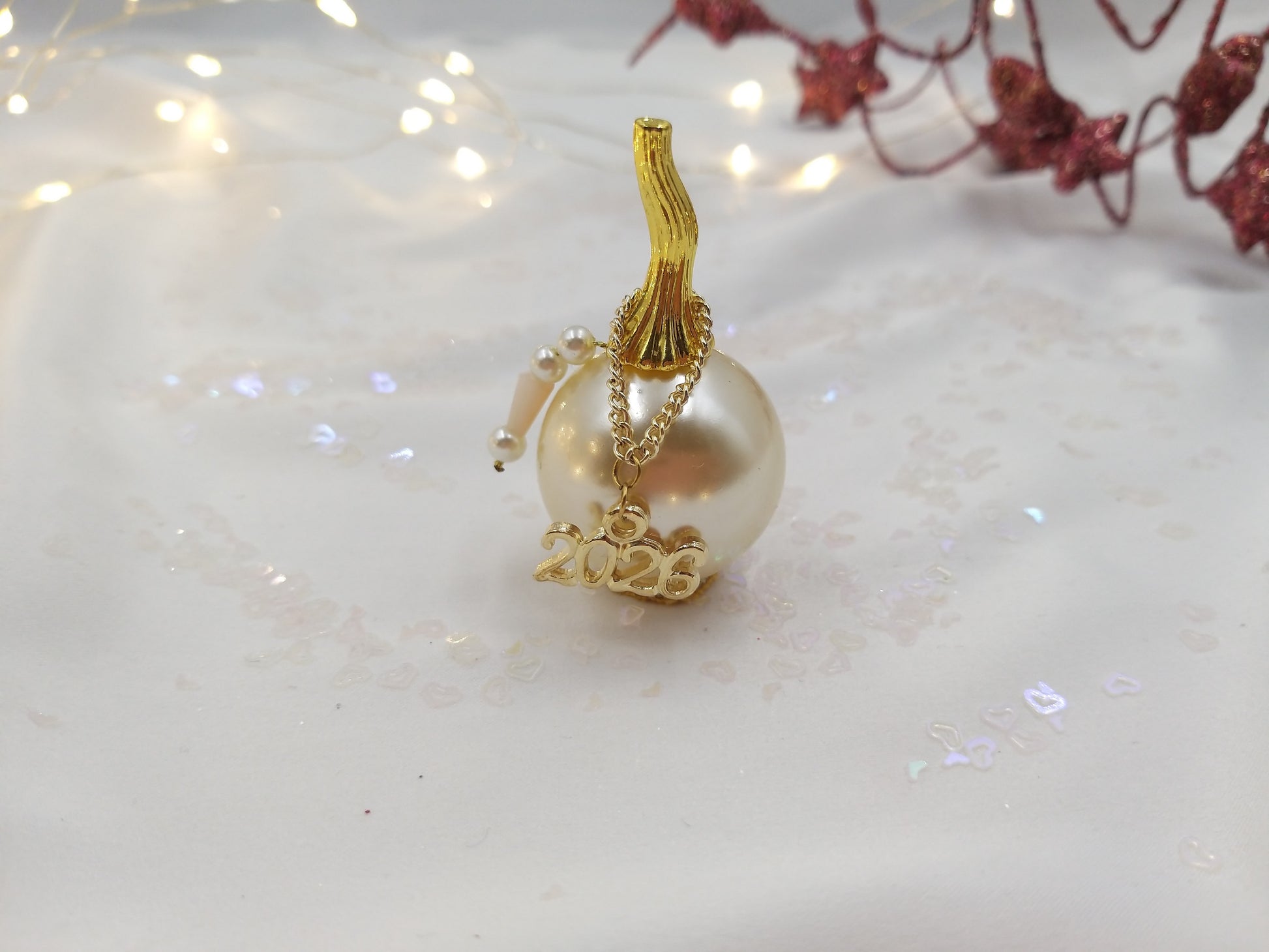 Γούρι 2026 με χρυσό τελείωμα και αλυσίδα – euhandmade