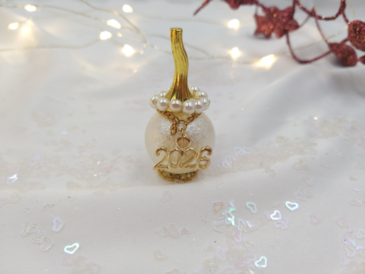 Χειροποίητο γούρι με πέρλες και χρυσά στοιχεία για το 2026 – euhandmade